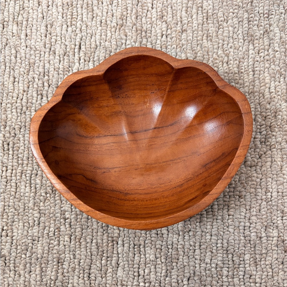 Vintage teak wood clamshell bowl 🤎✨